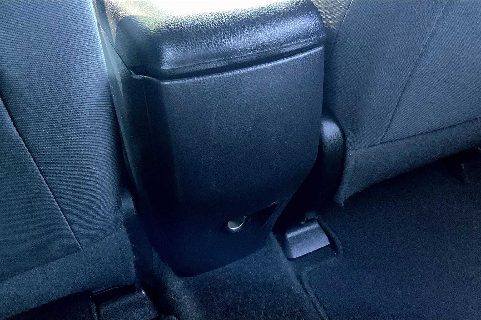 2016 Toyota RAV4 LE - Photo 28