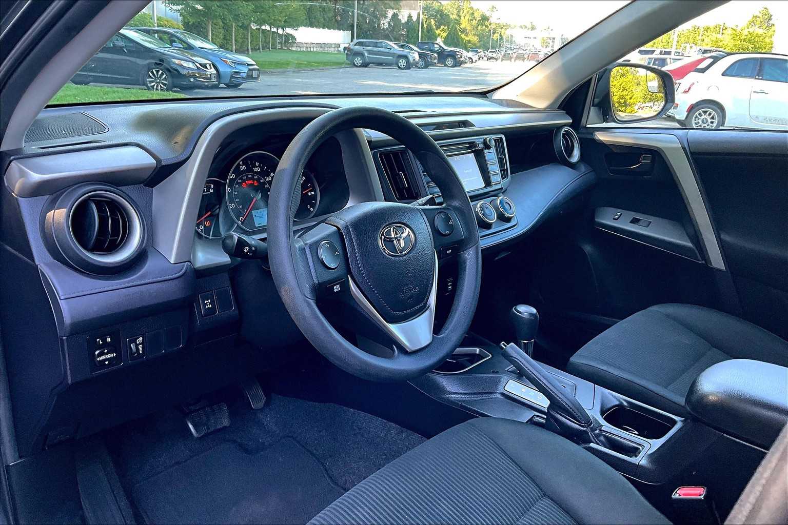 2016 Toyota RAV4 LE - Photo 8