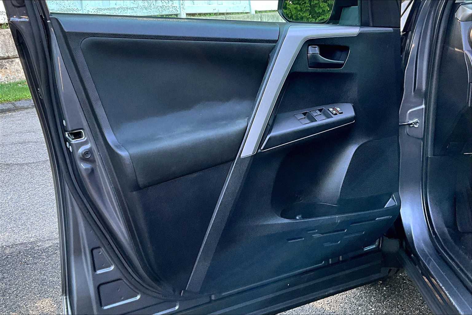 2016 Toyota RAV4 LE - Photo 9
