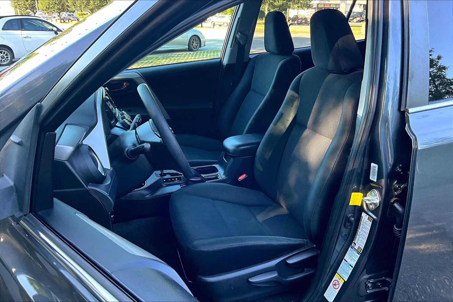 2016 Toyota RAV4 LE - Photo 10