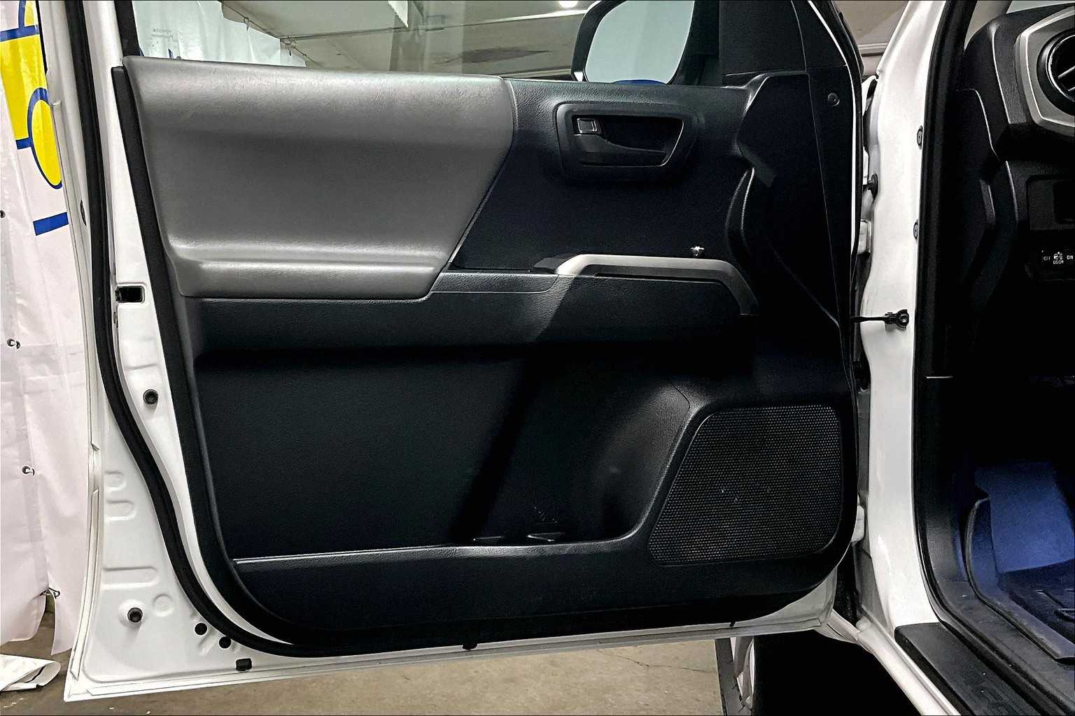 2018 Toyota Tacoma SR5 - Photo 9