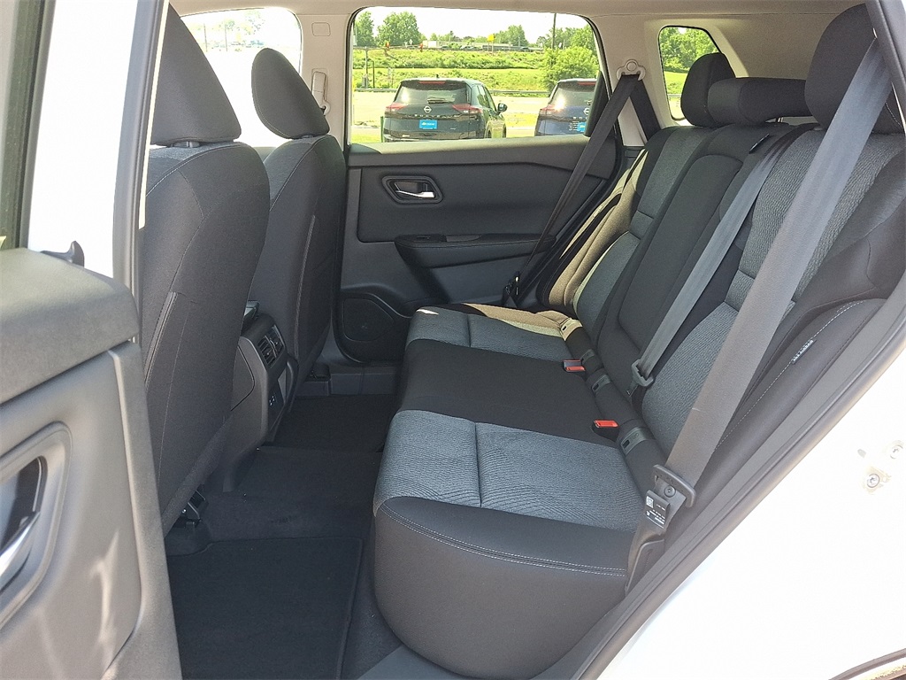 2025 Nissan Rogue SV - Photo 6