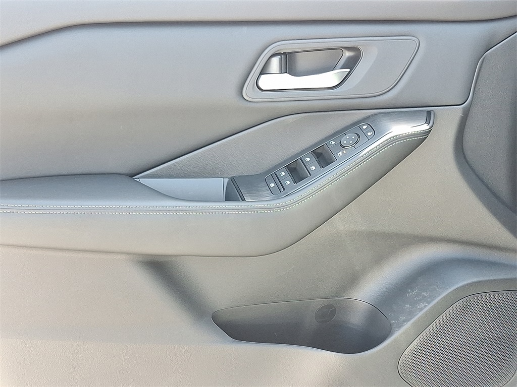 2025 Nissan Rogue SV - Photo 8