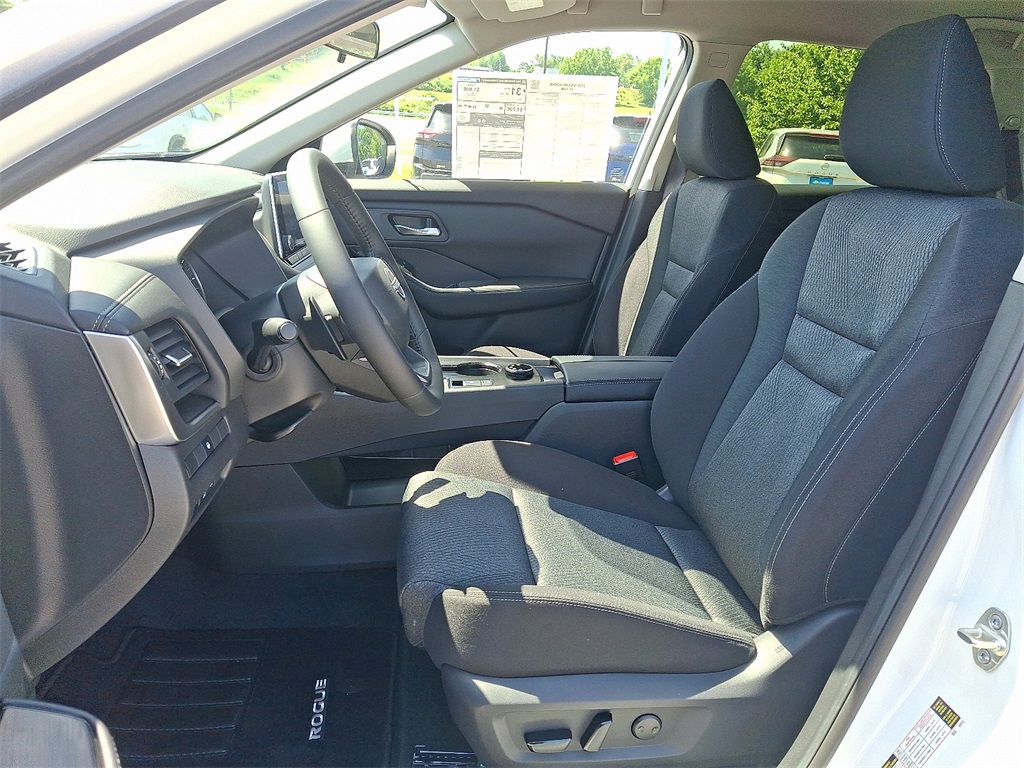 2025 Nissan Rogue SV - Photo 9