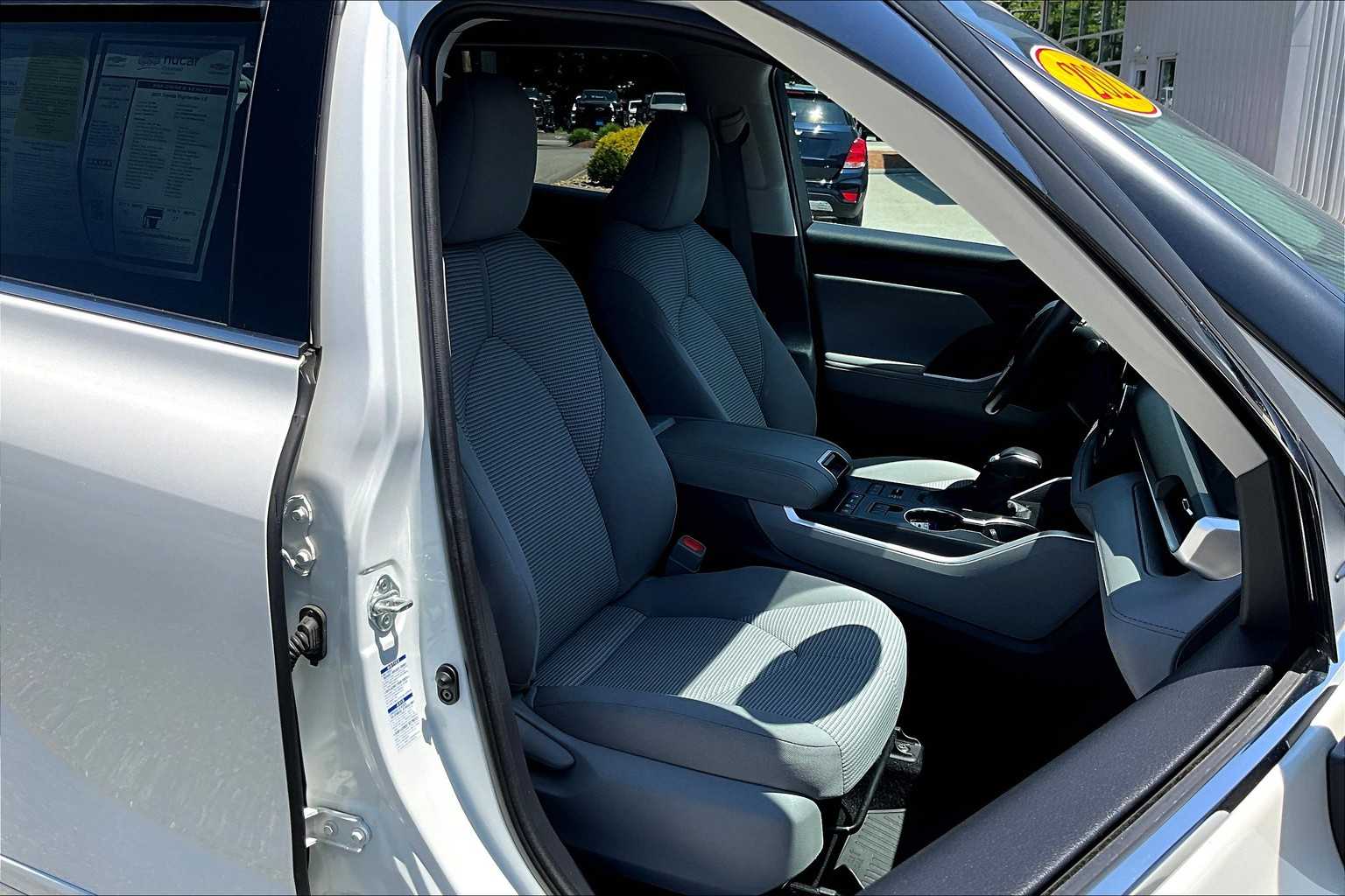 2021 Toyota Highlander LE - Photo 11