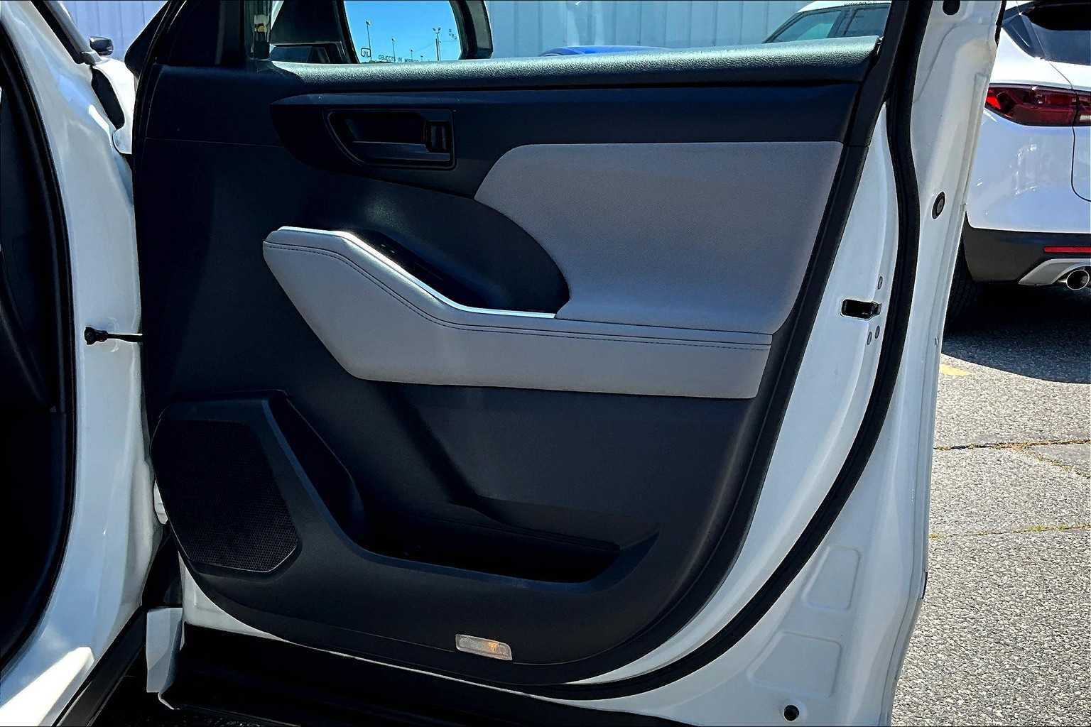 2021 Toyota Highlander LE - Photo 12