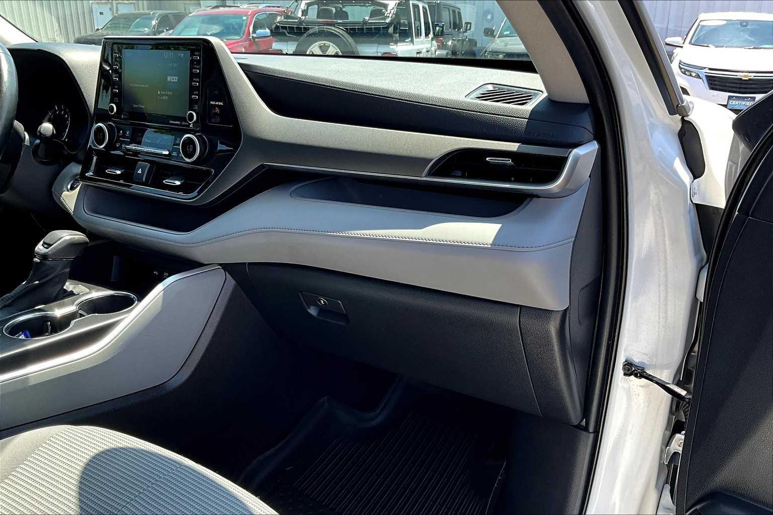 2021 Toyota Highlander LE - Photo 13
