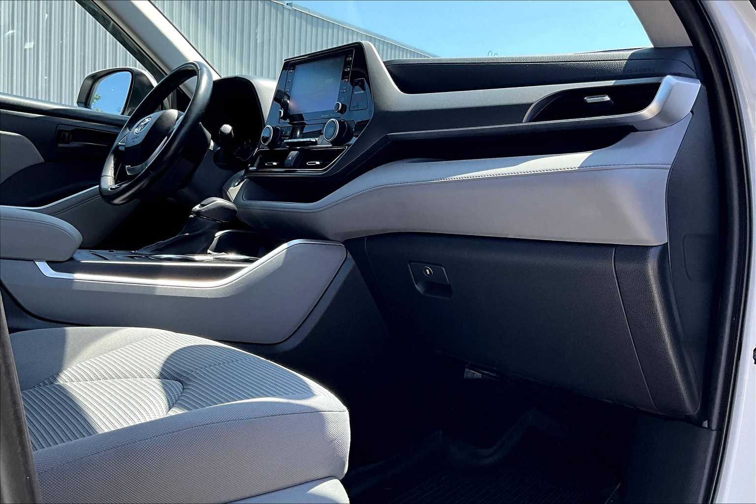 2021 Toyota Highlander LE - Photo 14