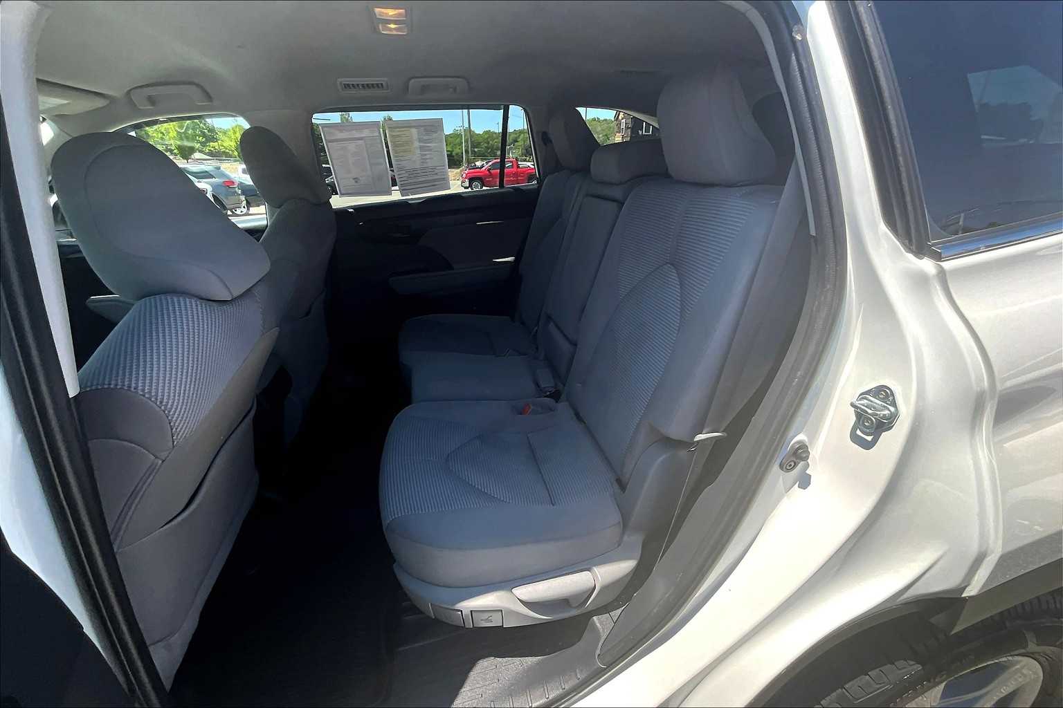 2021 Toyota Highlander LE - Photo 15
