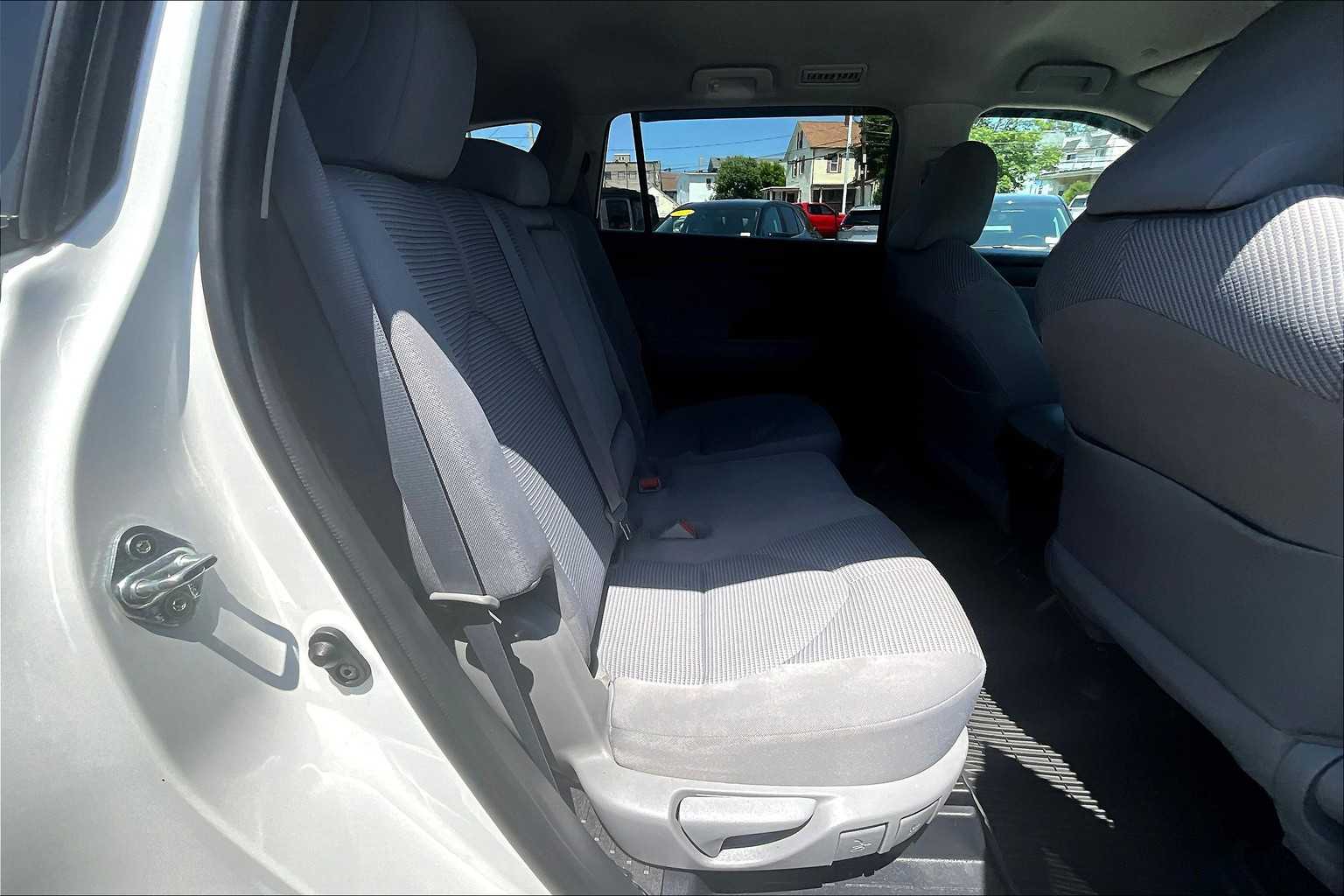 2021 Toyota Highlander LE - Photo 16
