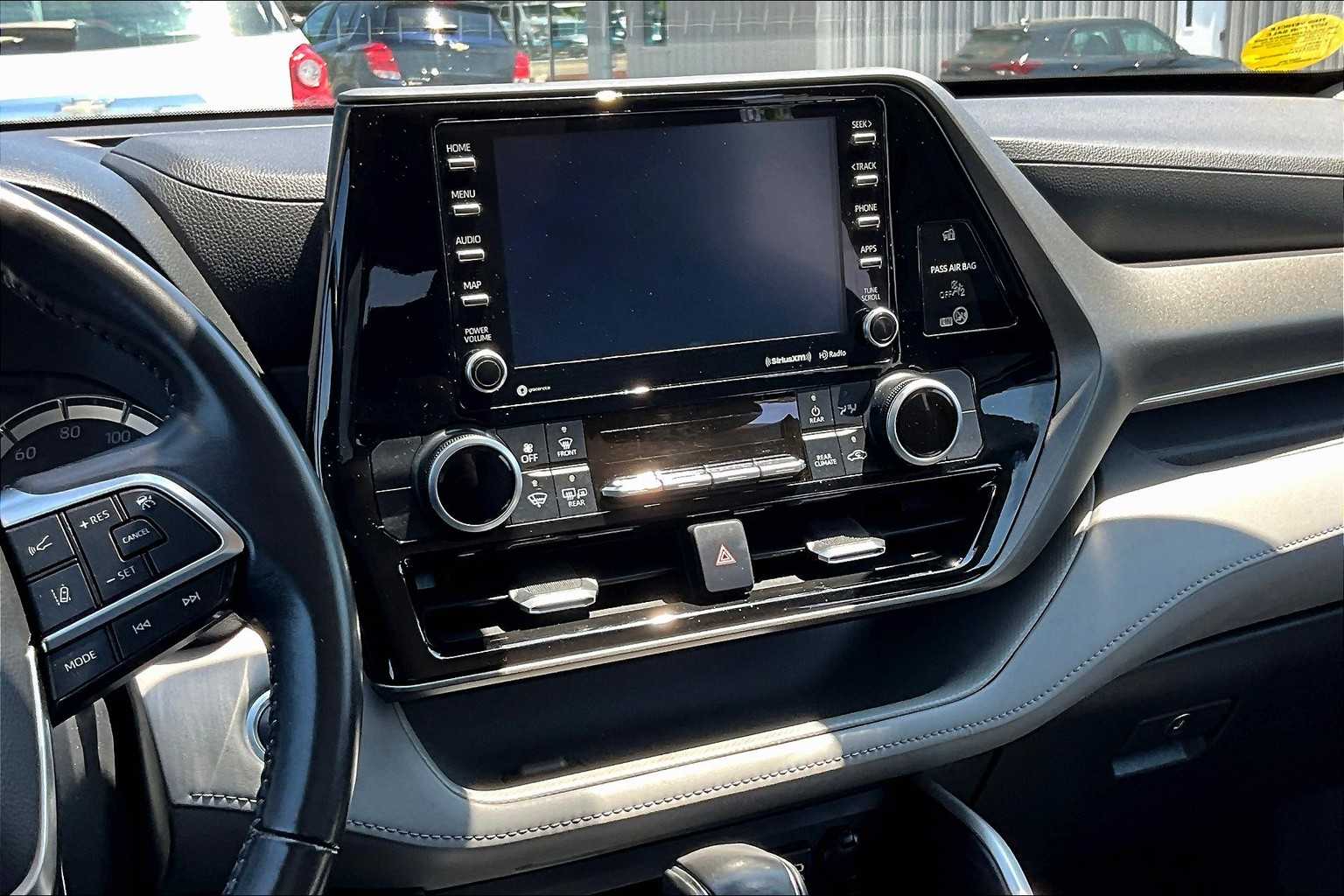 2021 Toyota Highlander LE - Photo 19