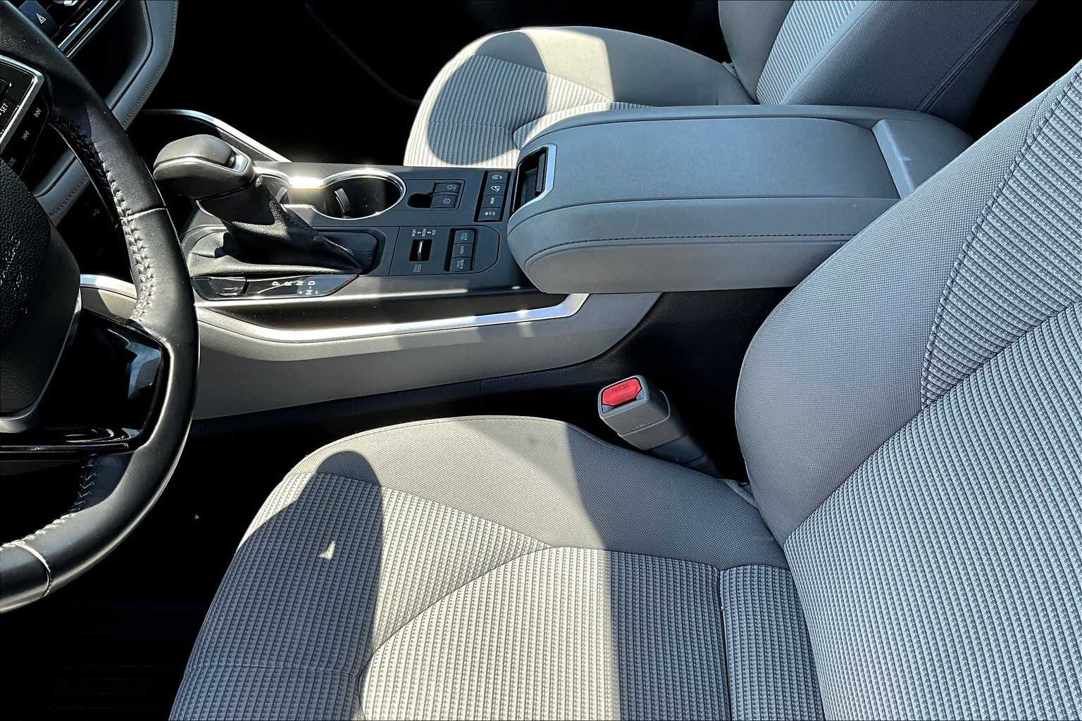 2021 Toyota Highlander LE - Photo 21