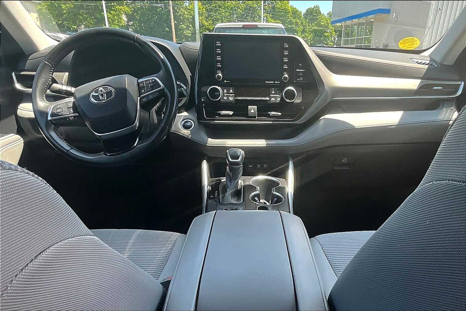 2021 Toyota Highlander LE - Photo 22