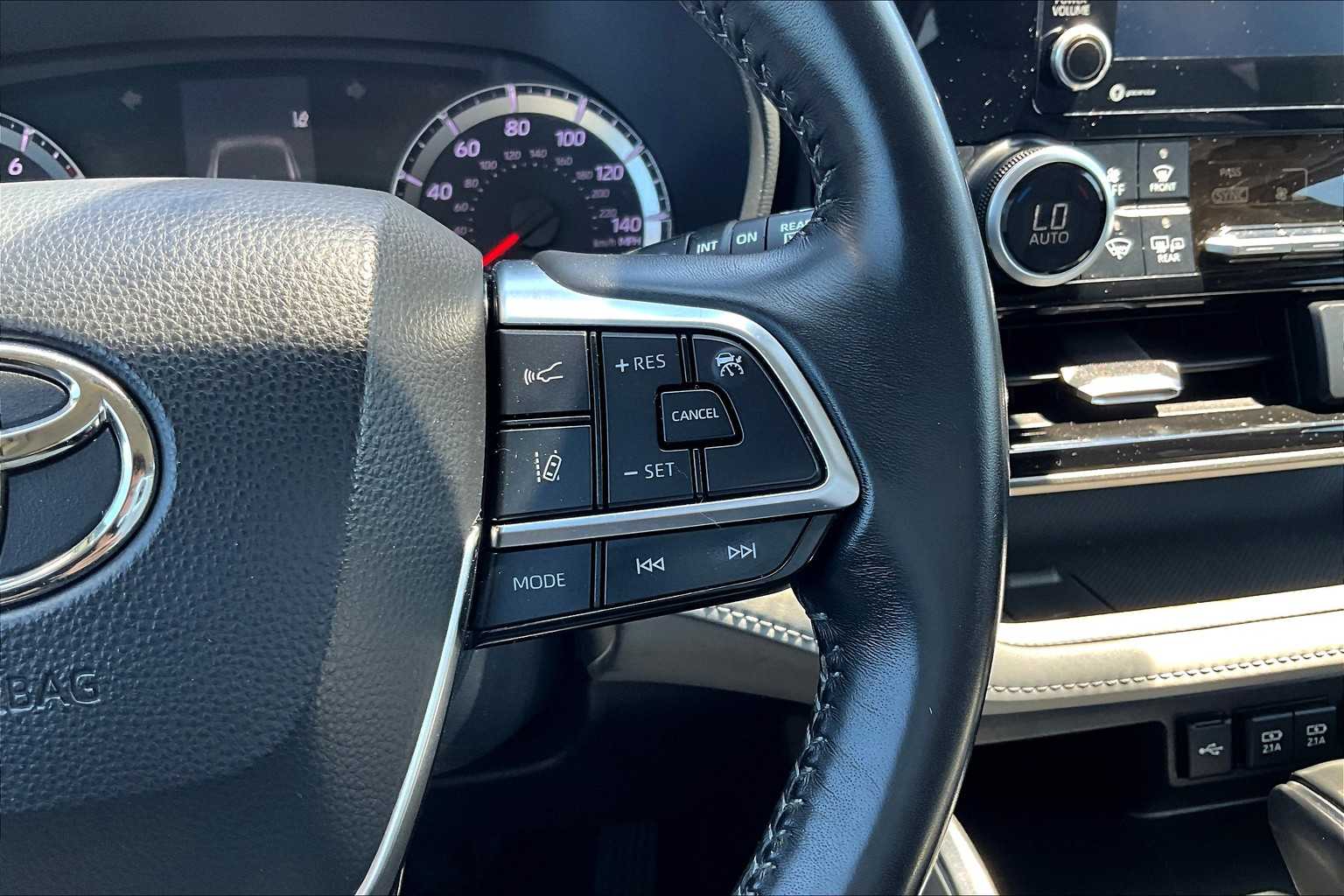 2021 Toyota Highlander LE - Photo 24