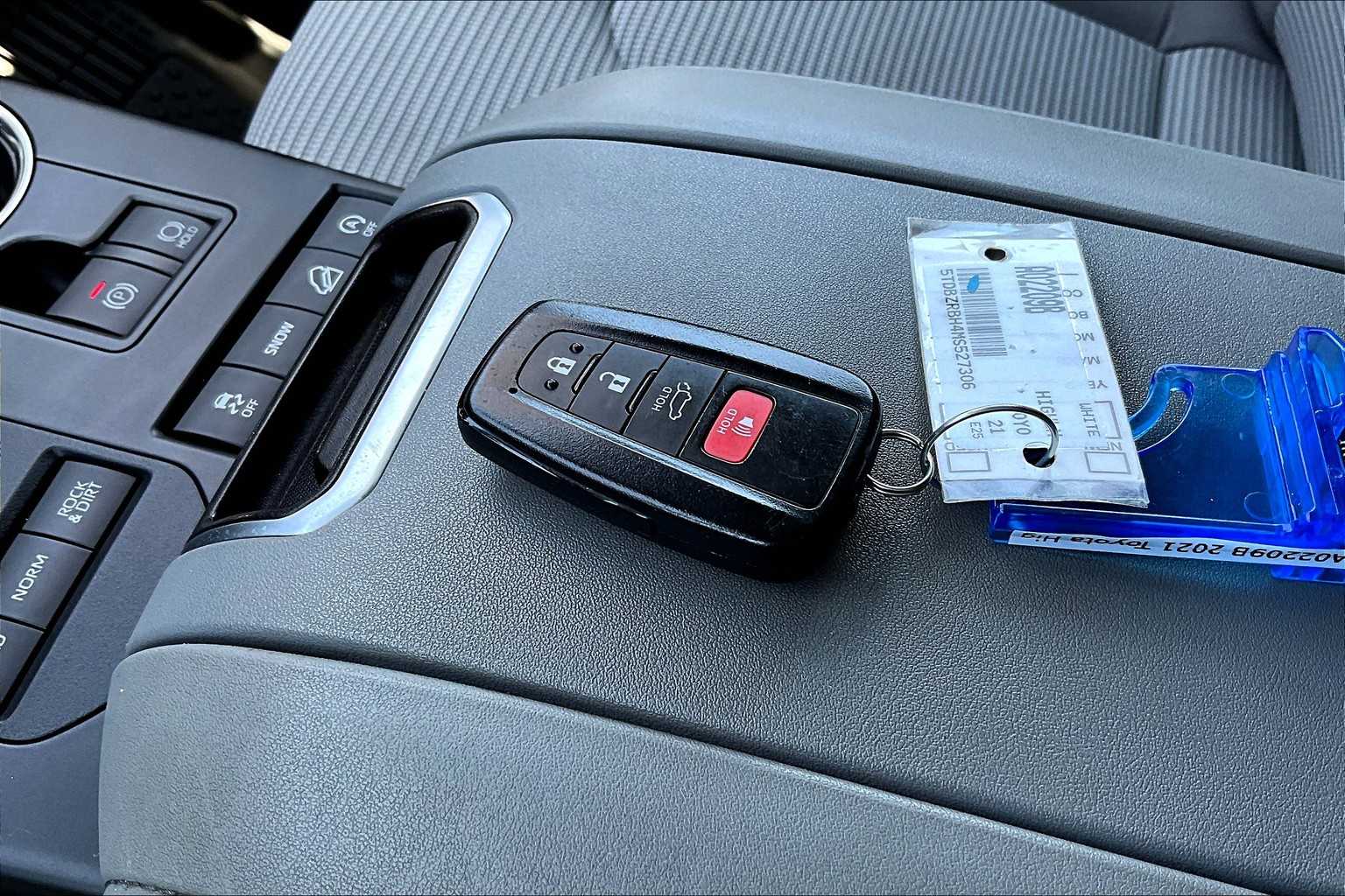 2021 Toyota Highlander LE - Photo 30