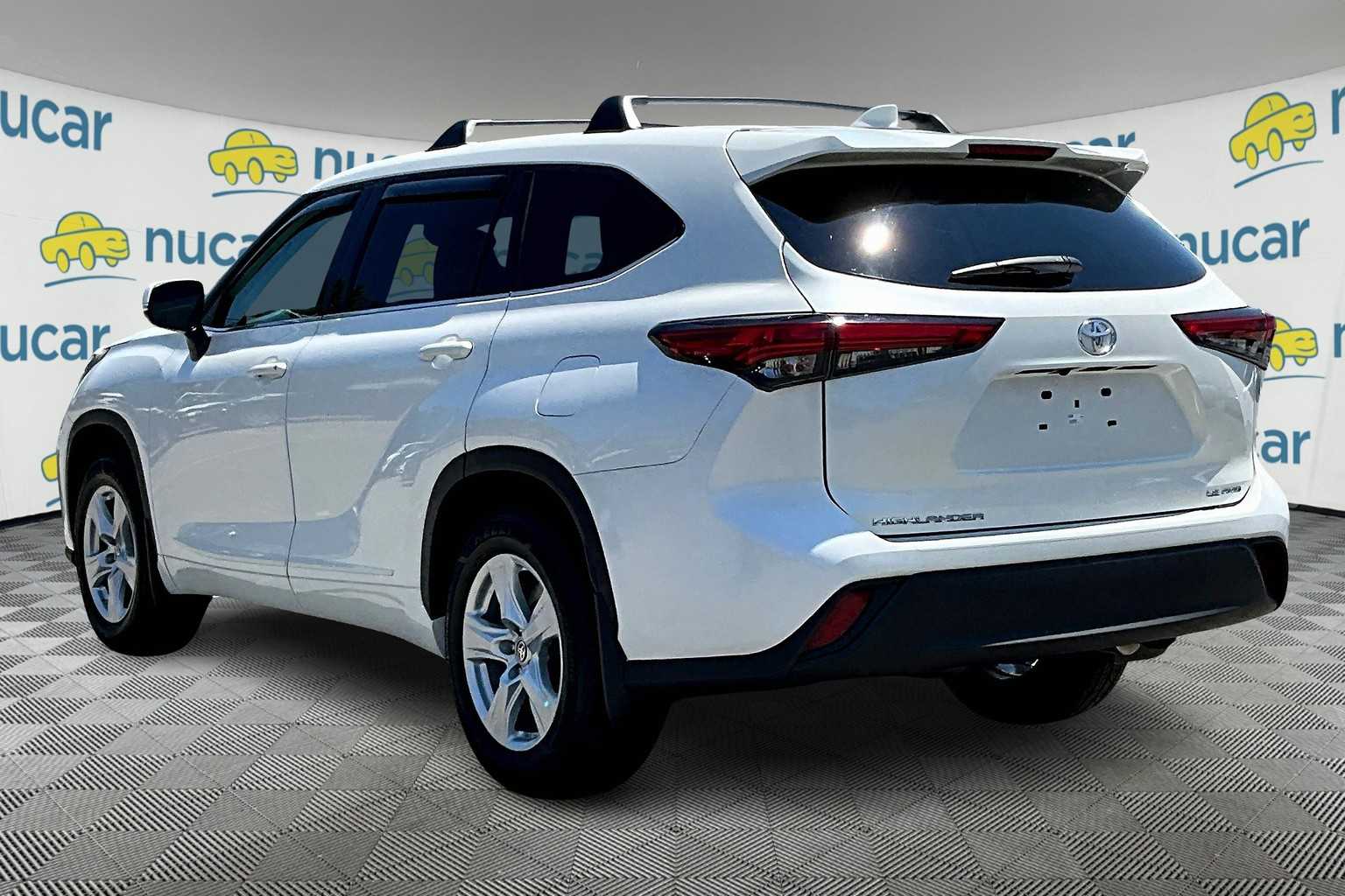 2021 Toyota Highlander LE - Photo 4