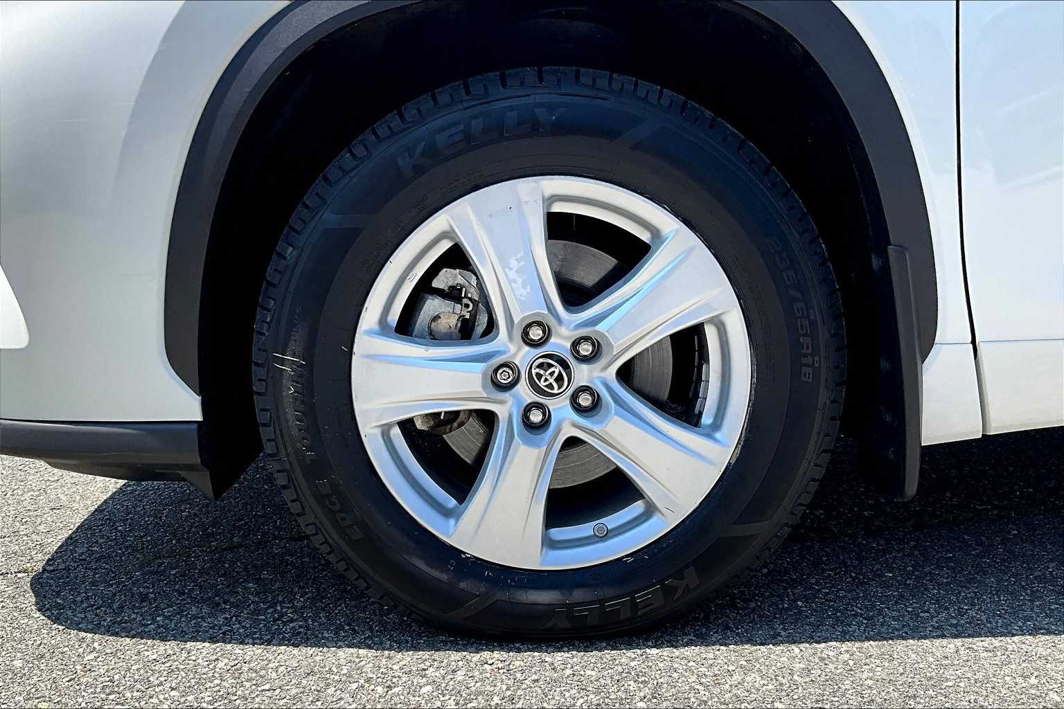 2021 Toyota Highlander LE - Photo 7