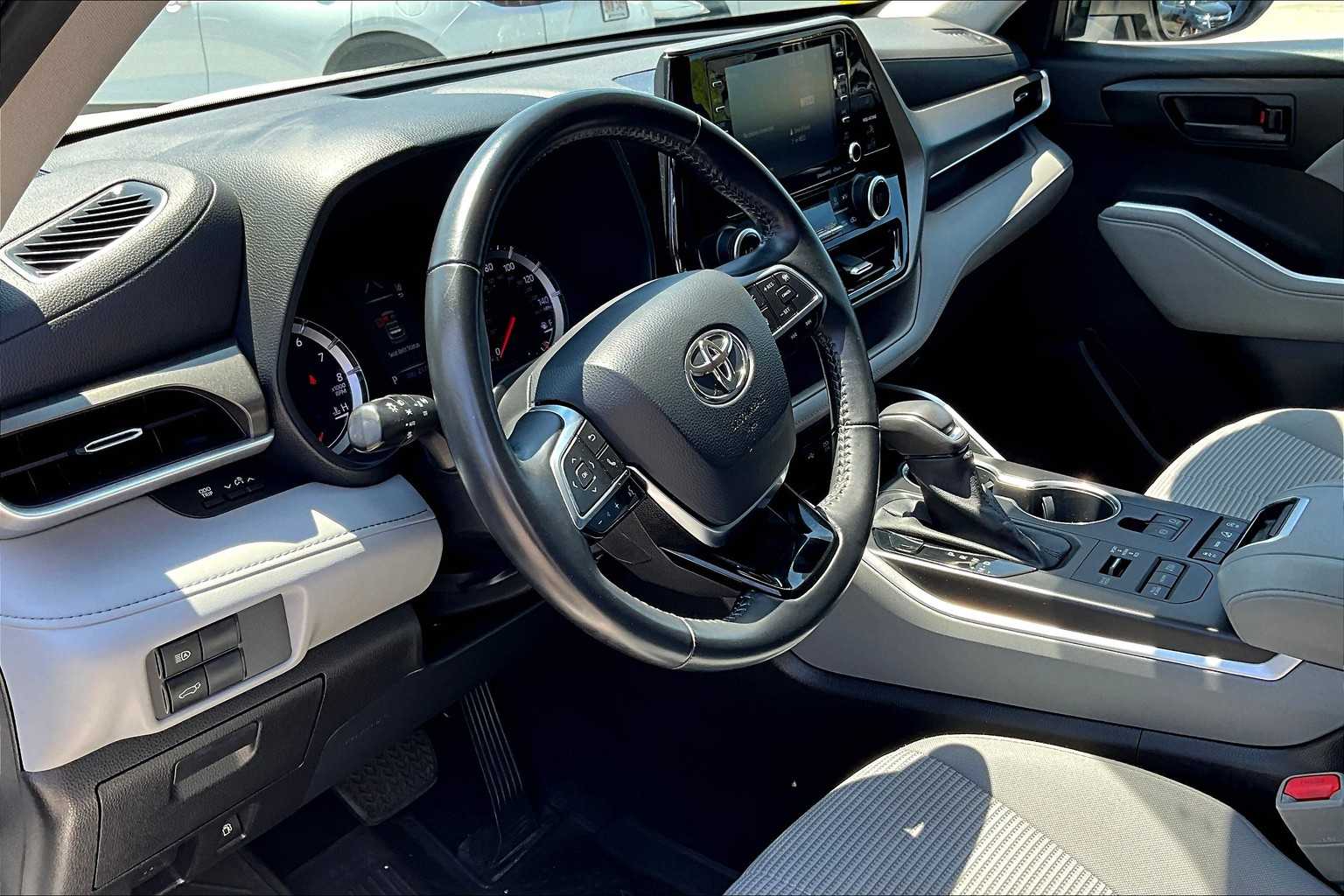 2021 Toyota Highlander LE - Photo 8