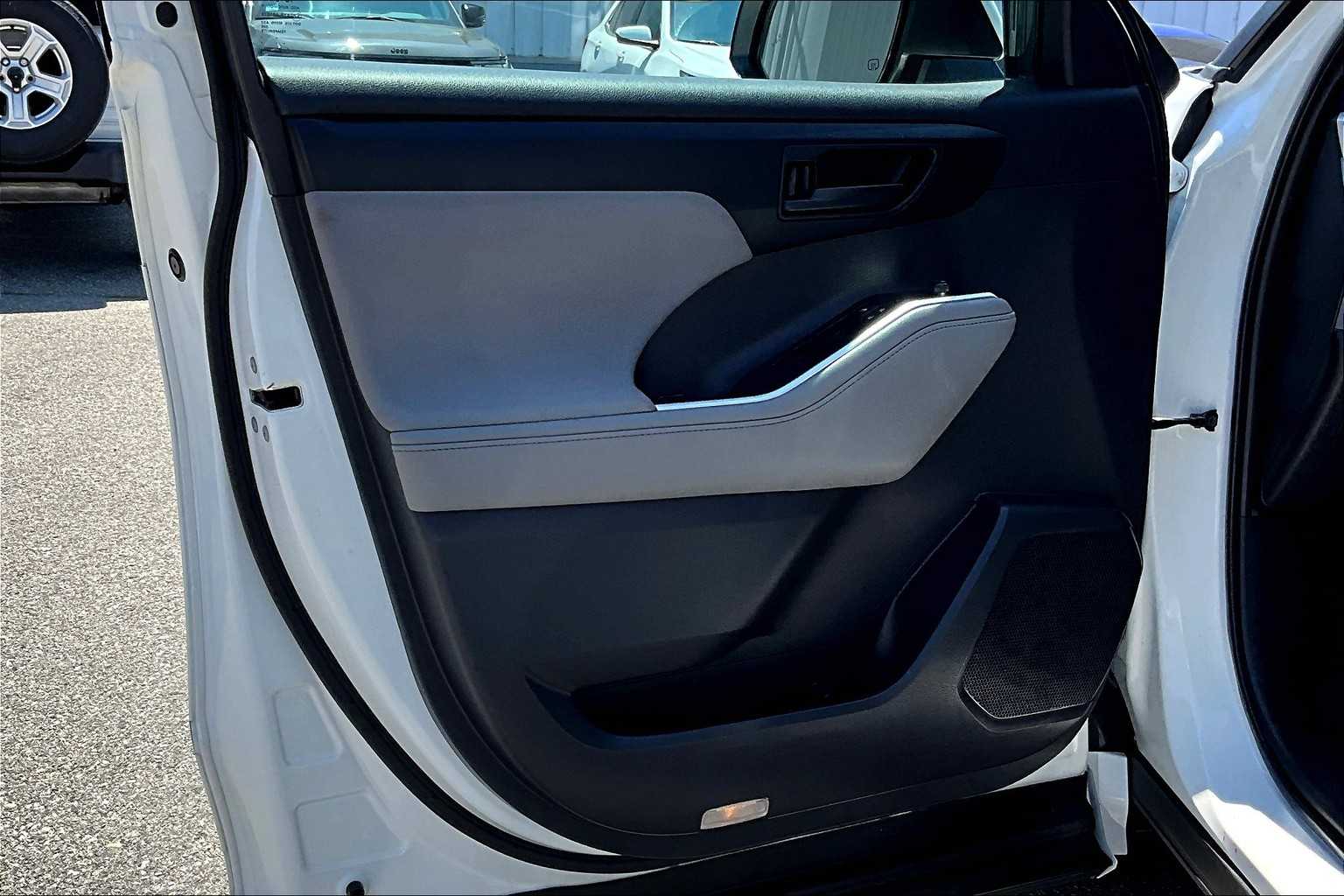 2021 Toyota Highlander LE - Photo 9