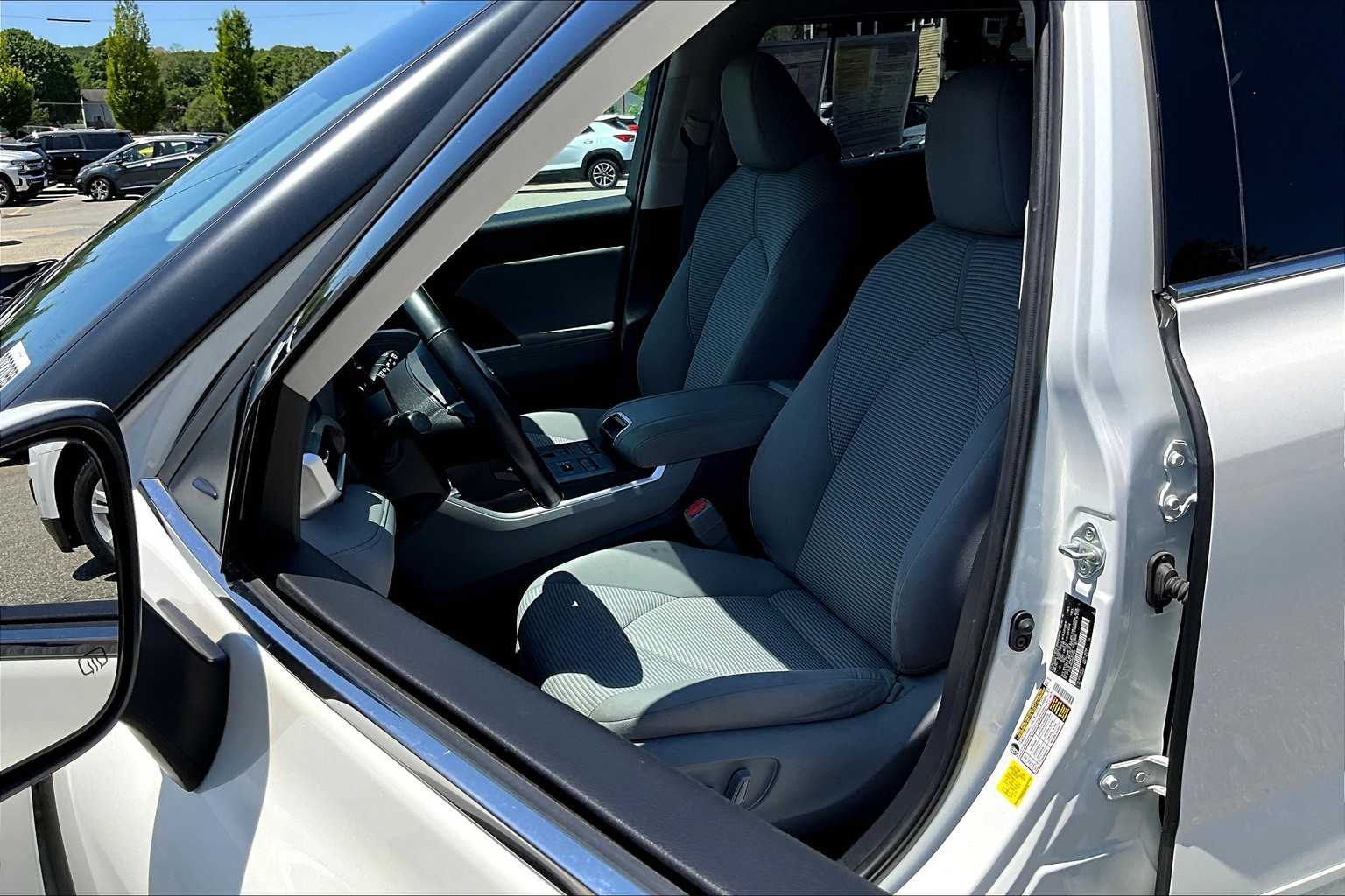 2021 Toyota Highlander LE - Photo 10