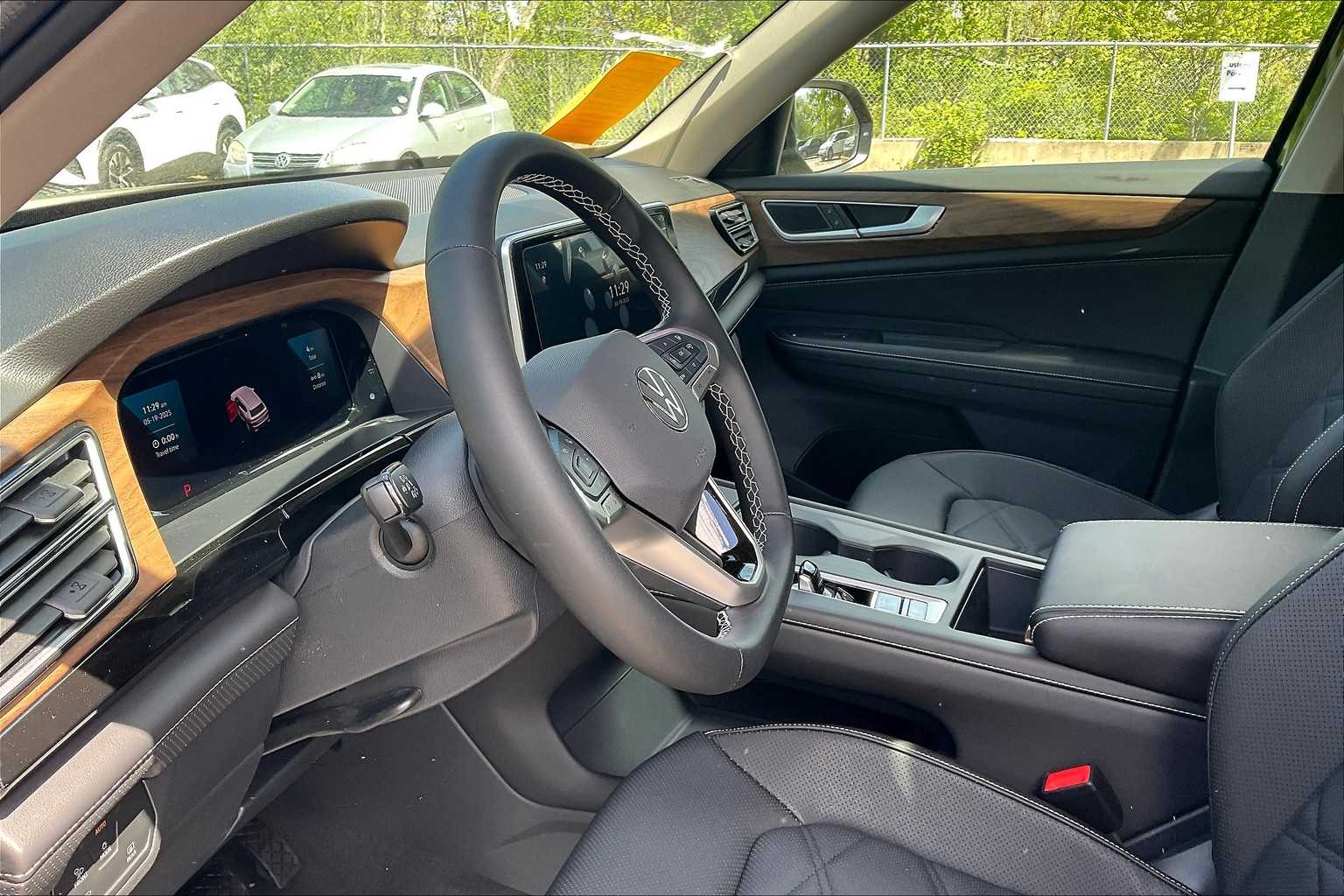 2025 Volkswagen Atlas 2.0T SE - Photo 9