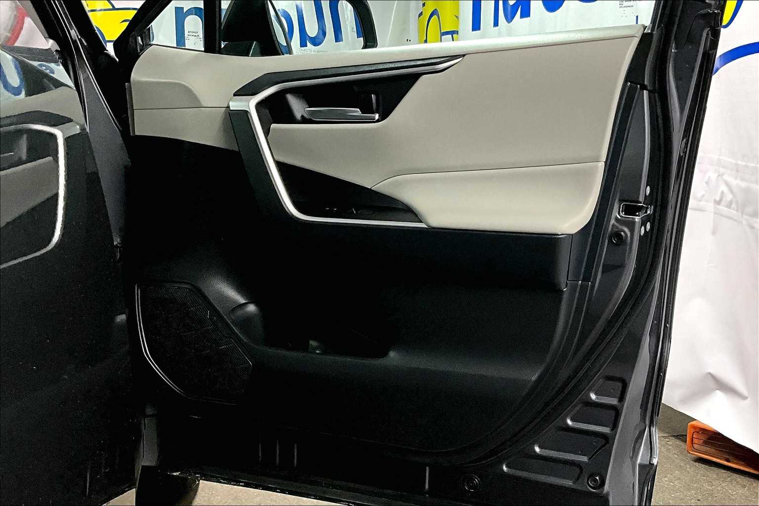 2024 Toyota RAV4 XLE - Photo 12