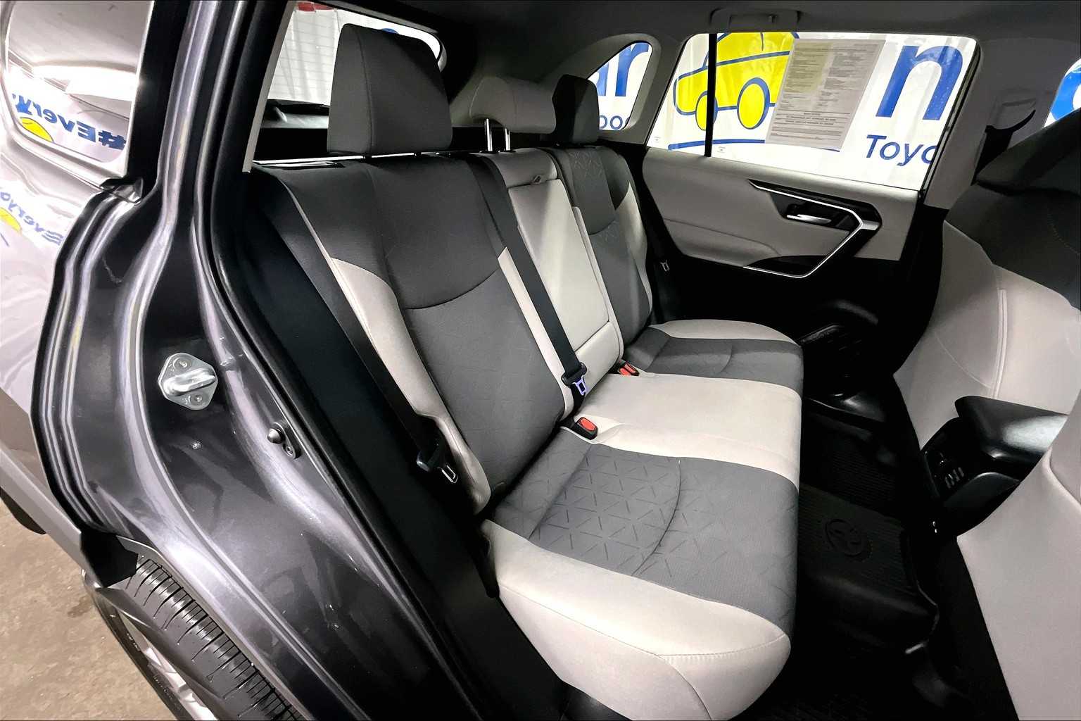 2024 Toyota RAV4 XLE - Photo 16