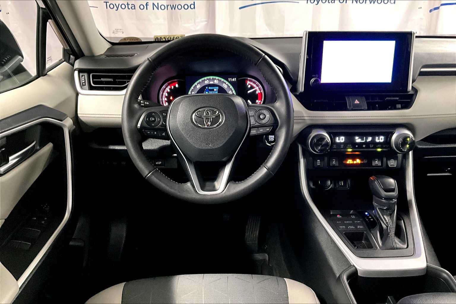 2024 Toyota RAV4 XLE - Photo 17