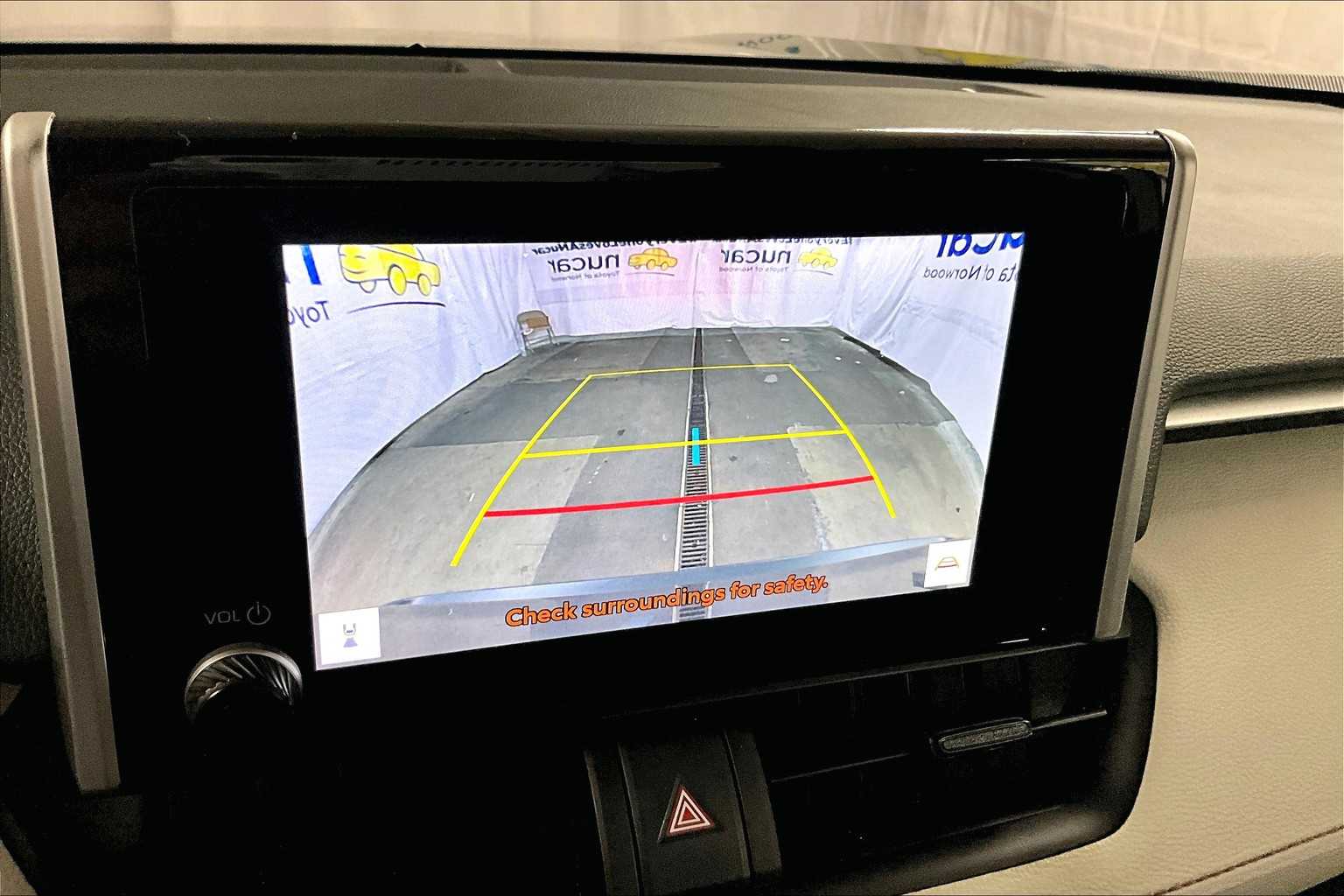 2024 Toyota RAV4 XLE - Photo 19