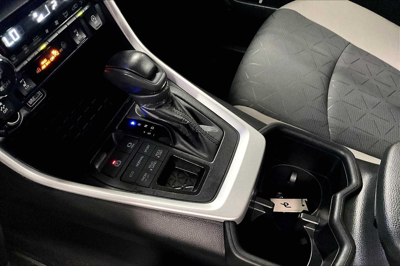 2024 Toyota RAV4 XLE - Photo 20