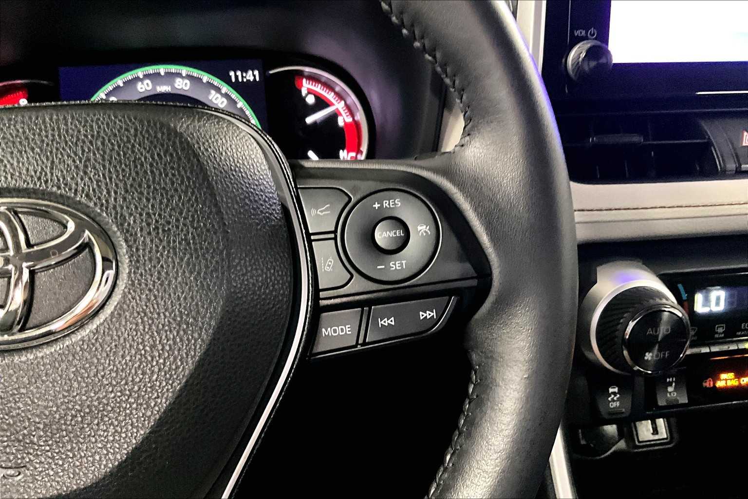2024 Toyota RAV4 XLE - Photo 24