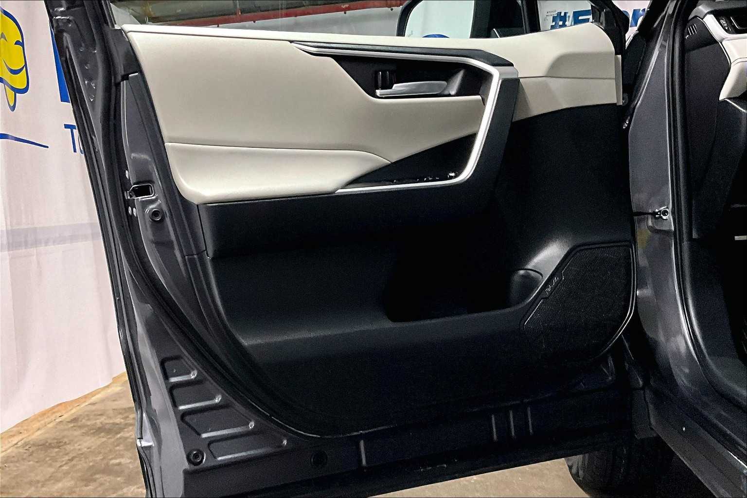 2024 Toyota RAV4 XLE - Photo 9