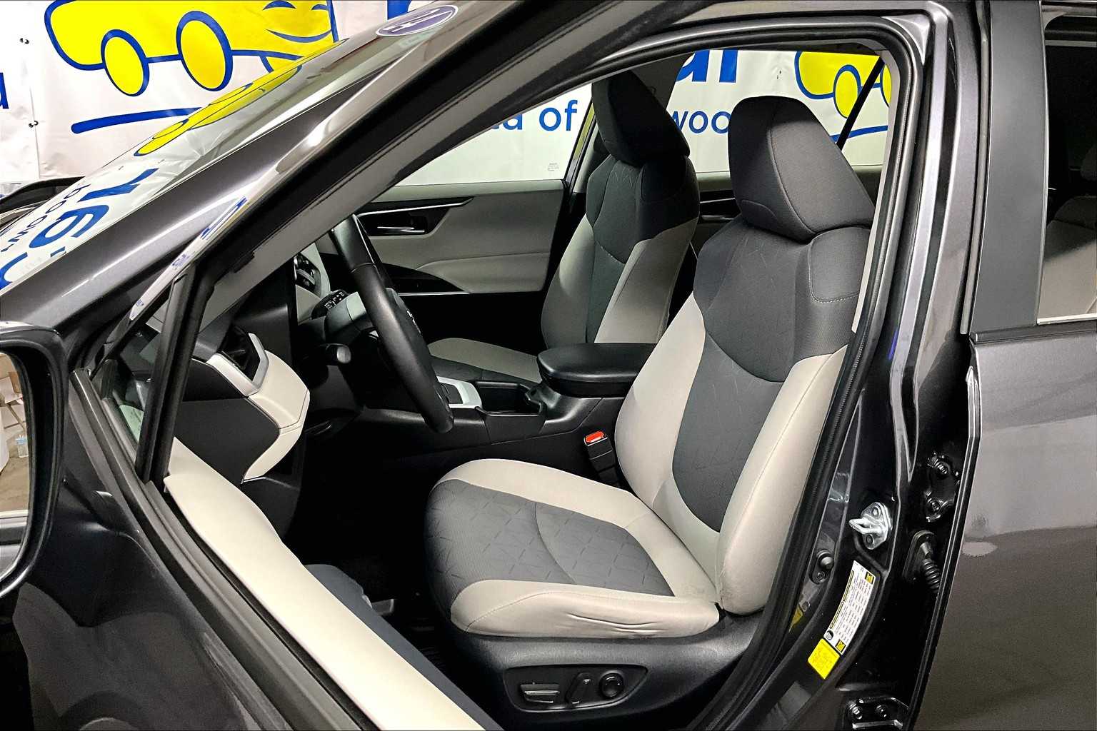 2024 Toyota RAV4 XLE - Photo 10