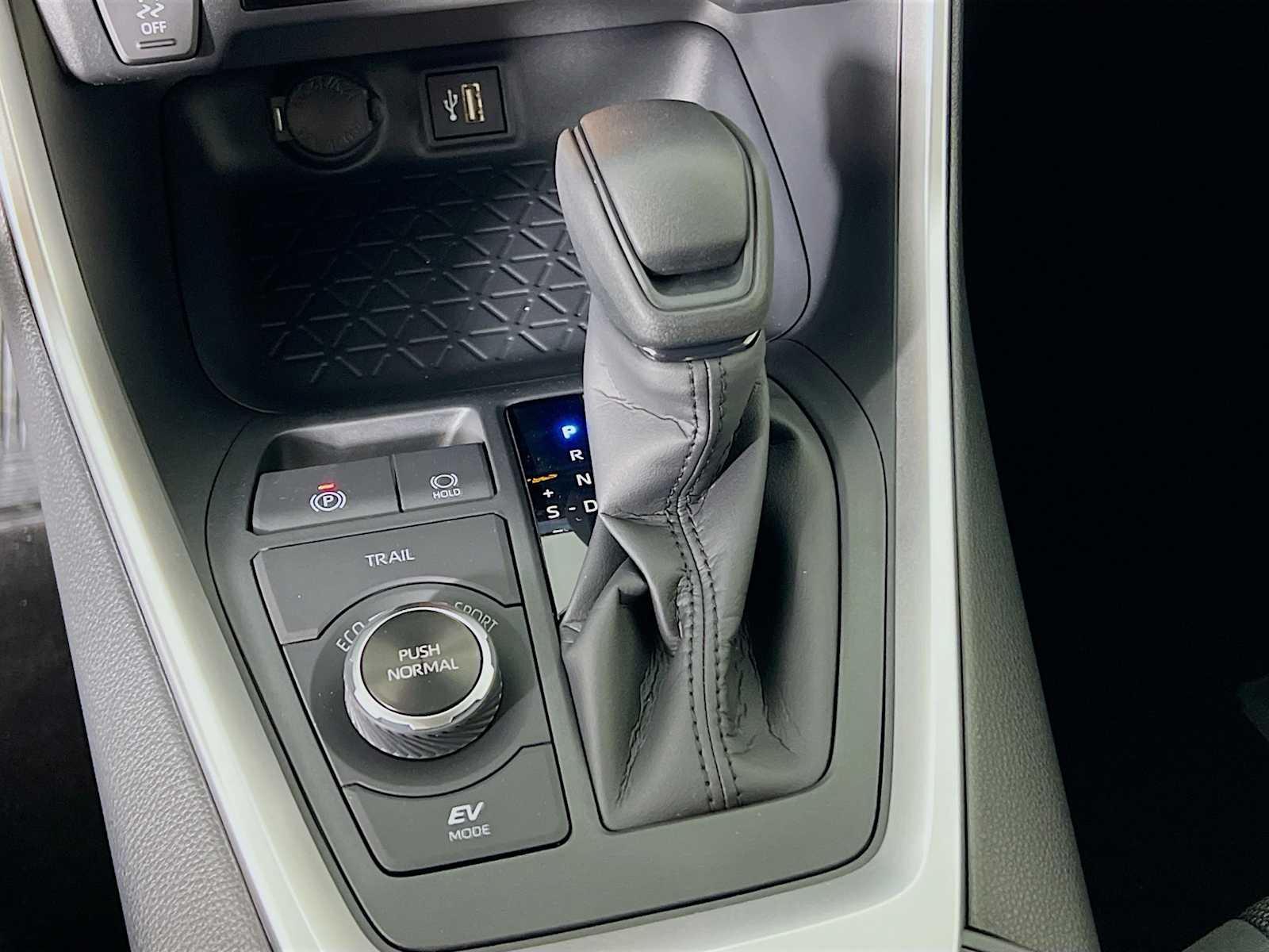 2025 Toyota RAV4 Hybrid LE - Photo 11
