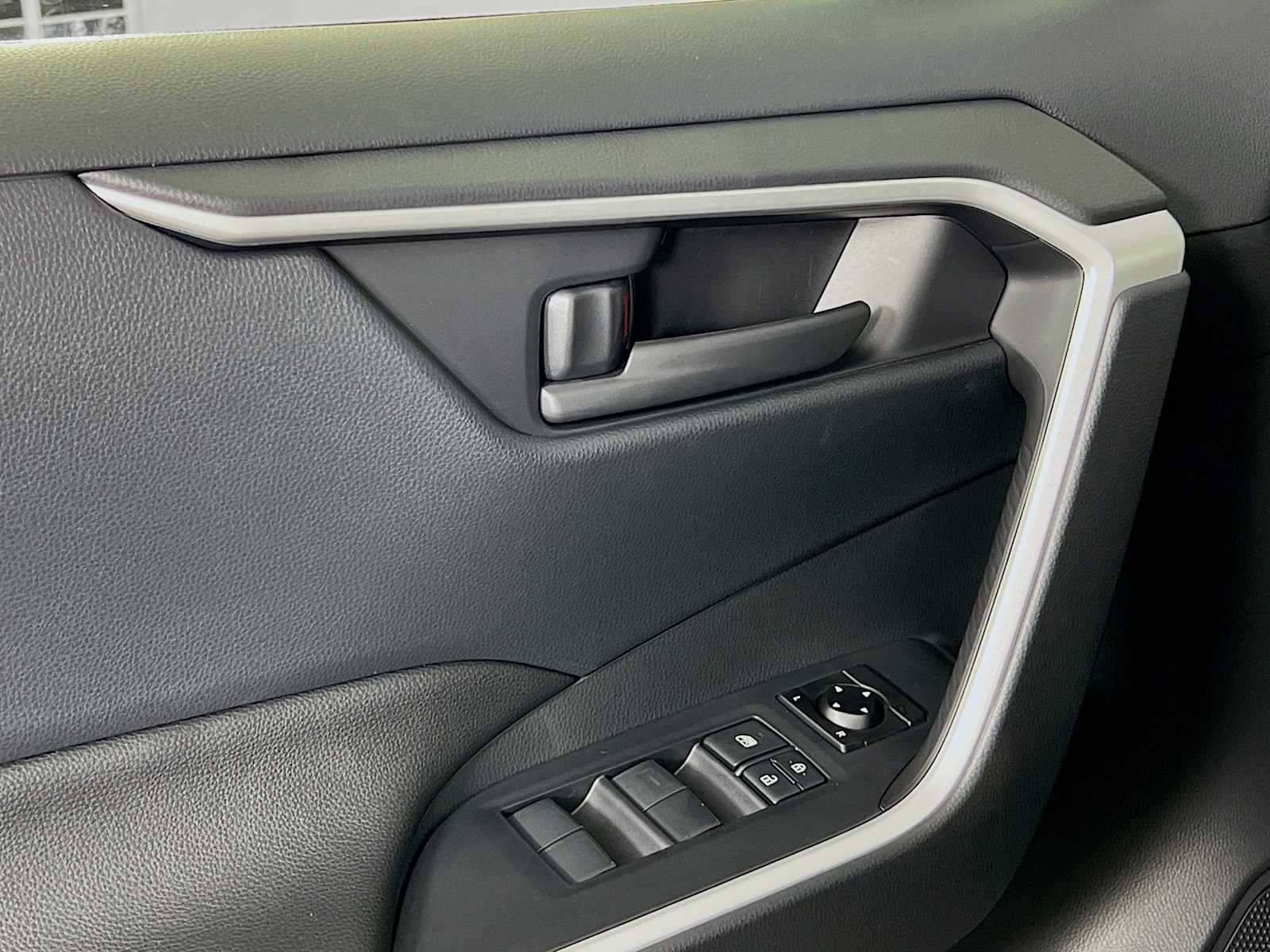 2025 Toyota RAV4 Hybrid LE - Photo 16