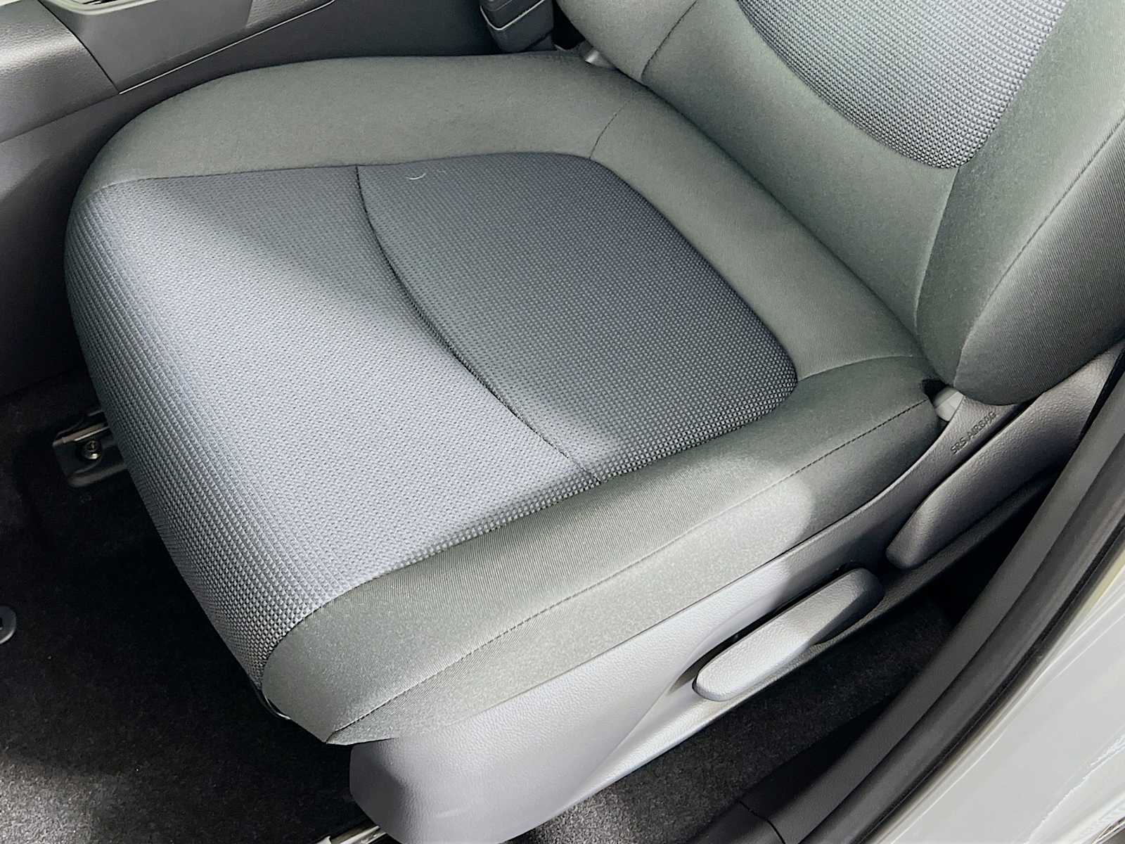 2025 Toyota RAV4 Hybrid LE - Photo 17