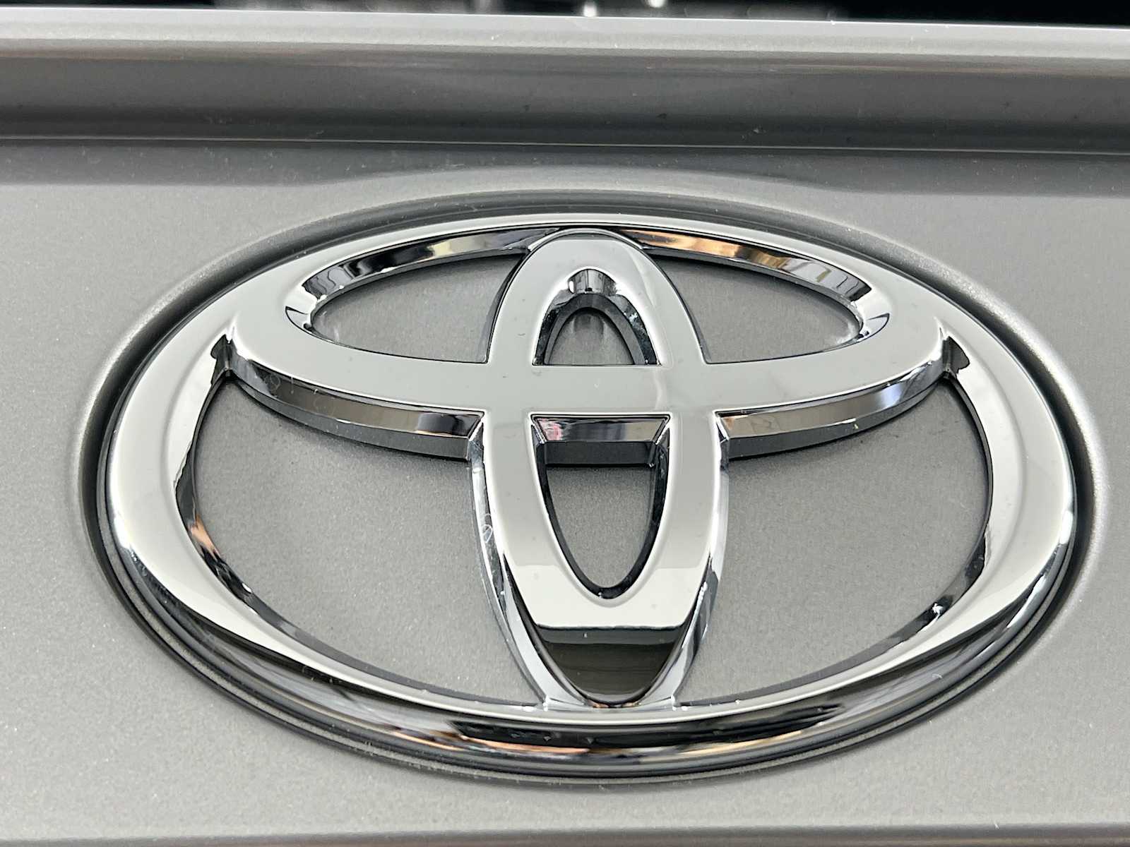 2025 Toyota RAV4 Hybrid LE - Photo 18