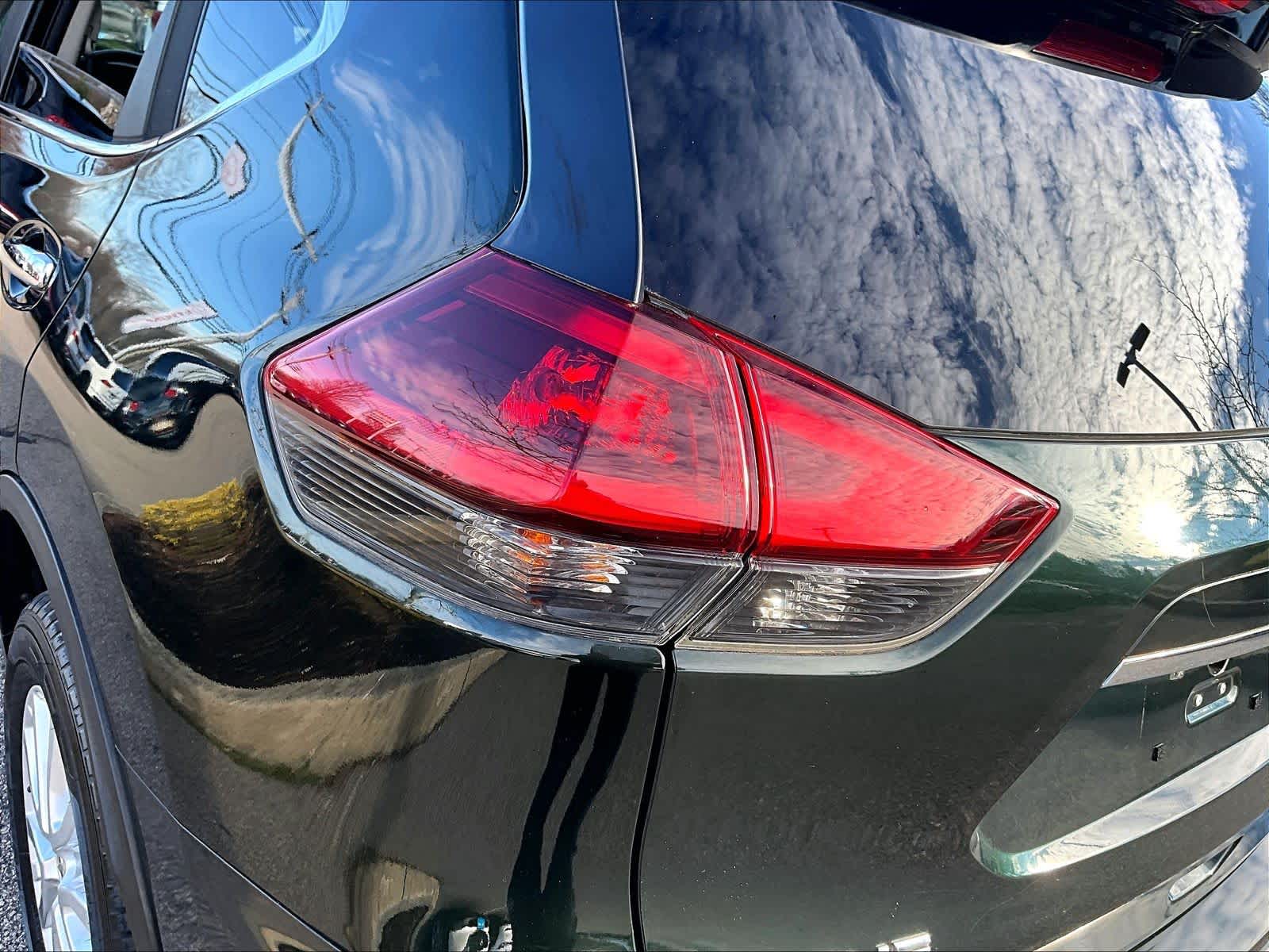 2018 Nissan Rogue SV - Photo 32