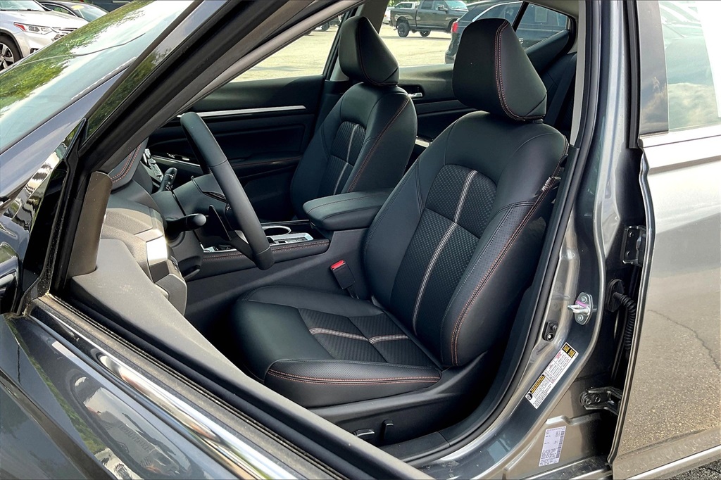 2025 Nissan Altima 2.5 SR - Photo 11