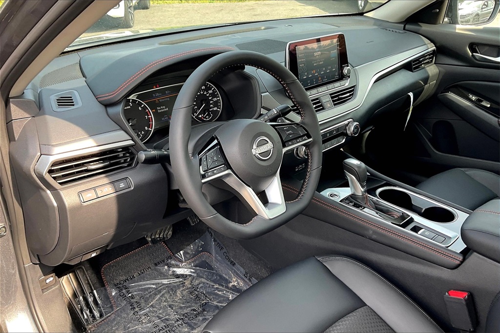 2025 Nissan Altima 2.5 SR - Photo 9