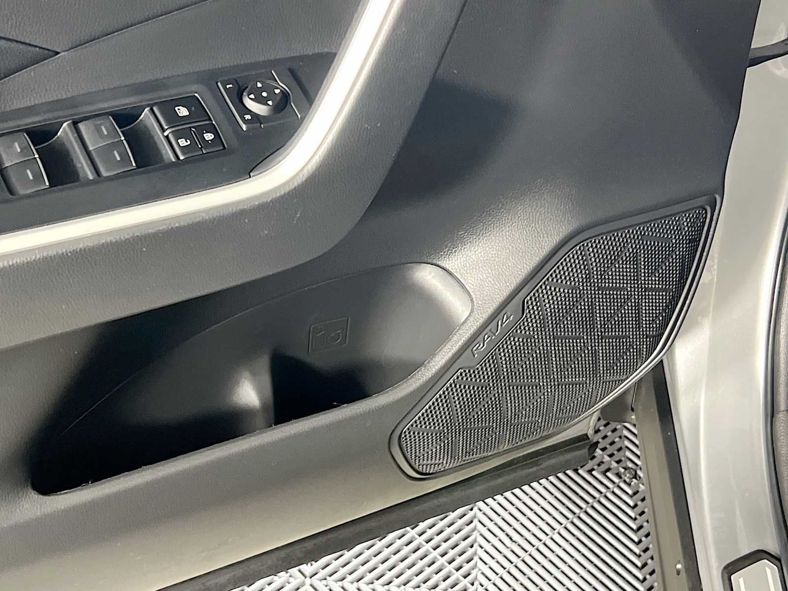 2023 Toyota RAV4 XLE - Photo 18