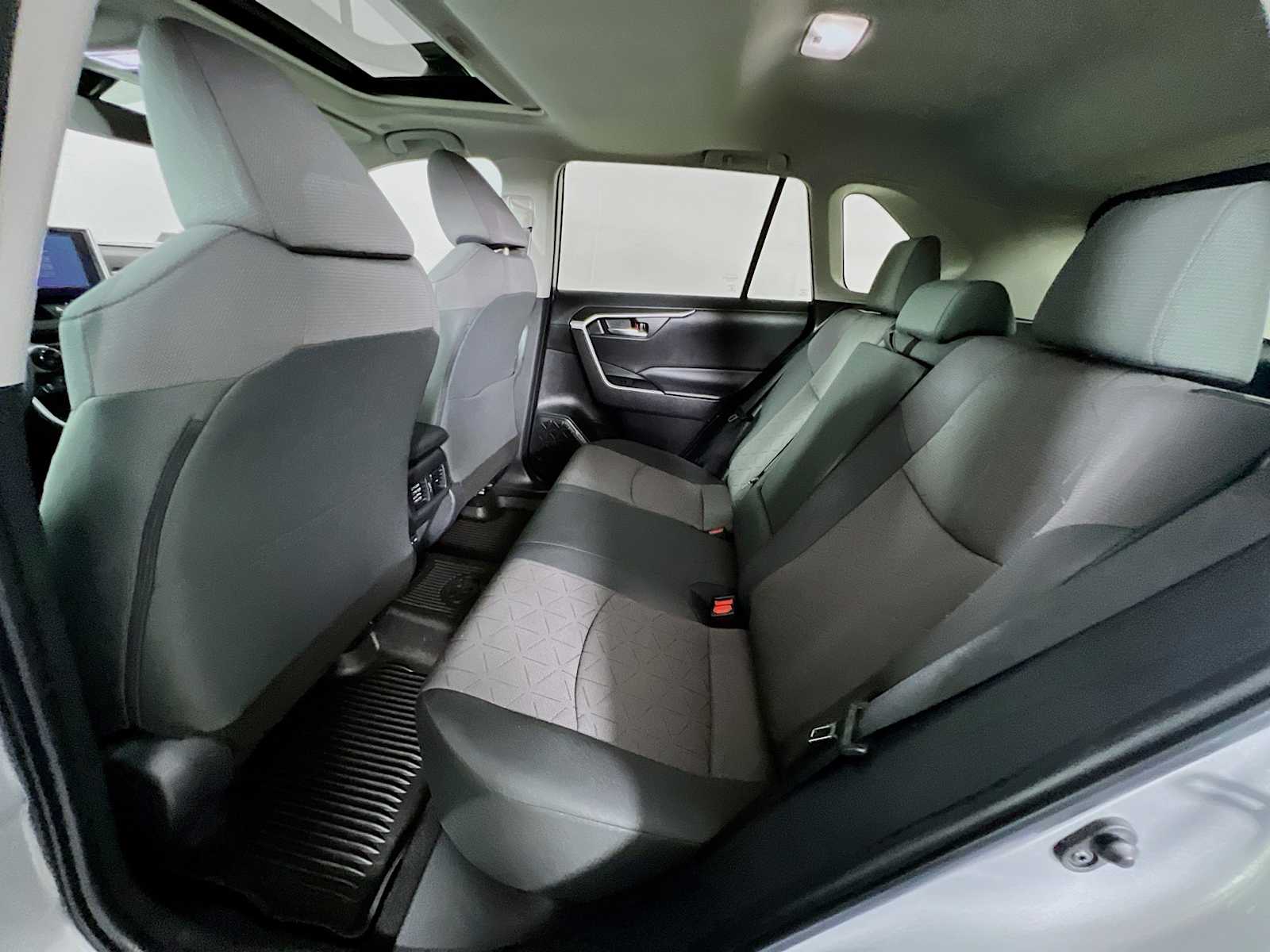 2023 Toyota RAV4 XLE - Photo 24