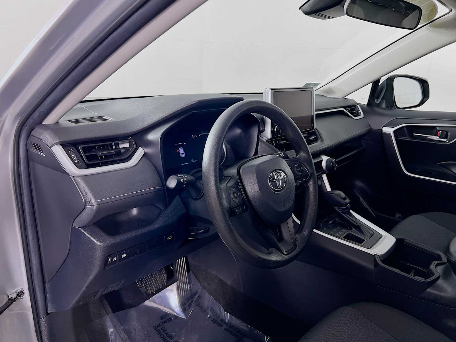 2023 Toyota RAV4 XLE - Photo 9