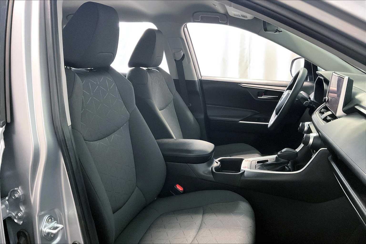 2024 Toyota RAV4 XLE - Photo 11