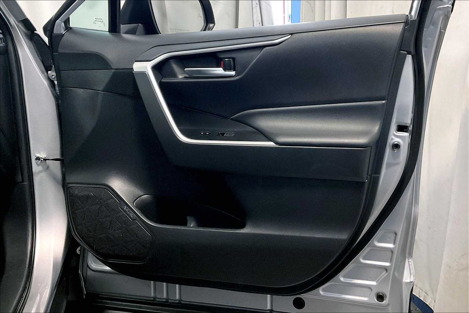 2024 Toyota RAV4 XLE - Photo 12