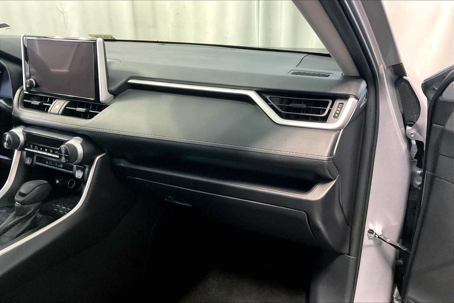 2024 Toyota RAV4 XLE - Photo 13
