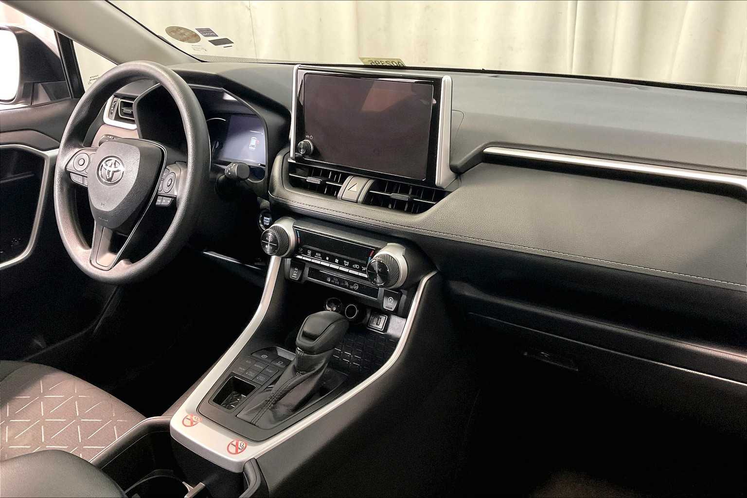 2024 Toyota RAV4 XLE - Photo 14