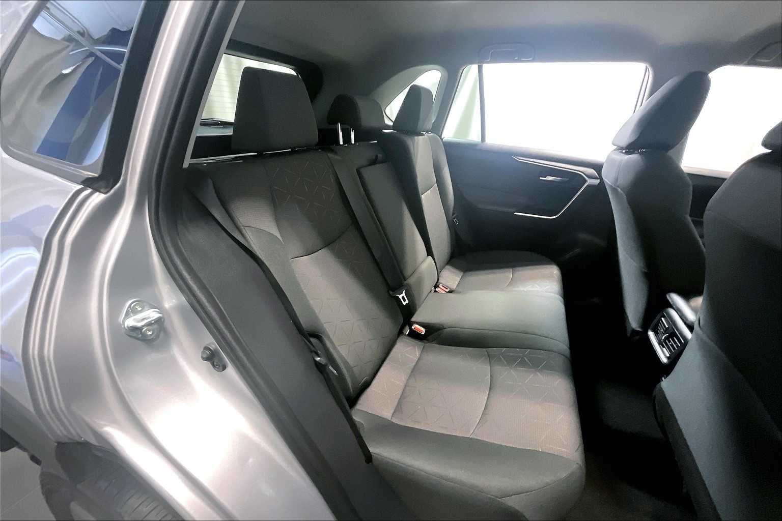 2024 Toyota RAV4 XLE - Photo 16