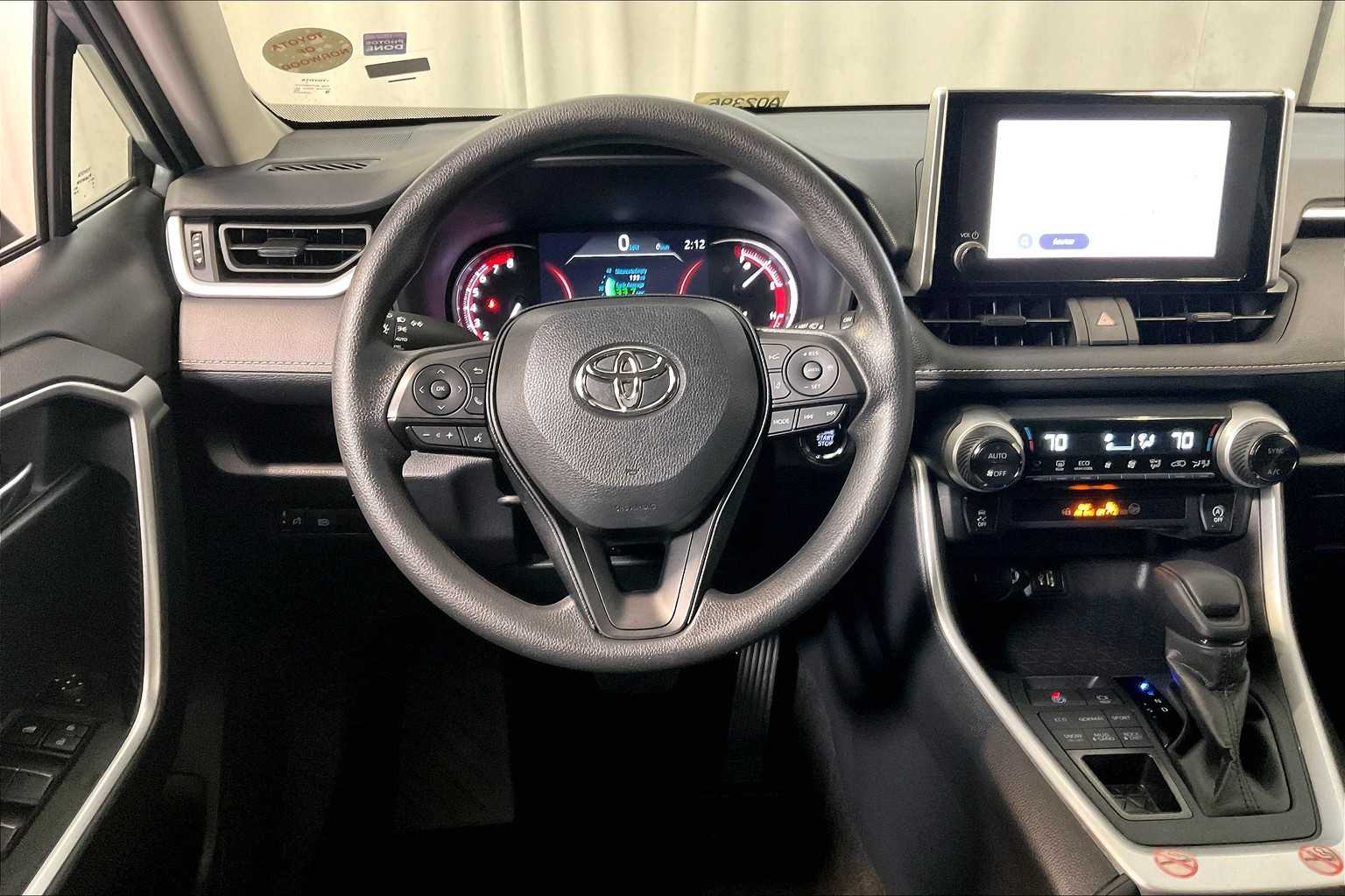 2024 Toyota RAV4 XLE - Photo 18