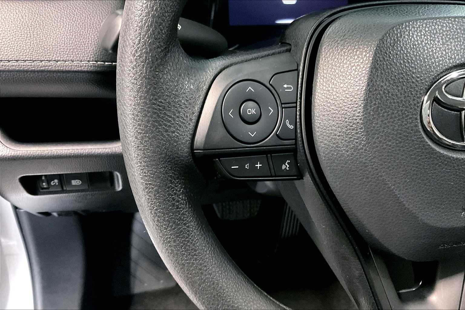 2024 Toyota RAV4 XLE - Photo 23
